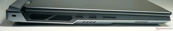Слева: Кенсингтонский замок, 2x USB 3.2 Gen2 Type-A, устройство для чтения карт памяти SD