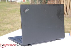 ThinkPad T470 и следующие за ним модели имеют прорезиненное покрытие на крышке