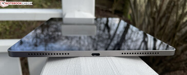 Справа: Динамики, USB-C 2.0, колонки (источник изображения: Manuel Masiero)