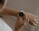 На скриншоте графика из приложения Garmin также показаны тенденции изменения частоты сердечных сокращений, состояния HRV и уровня заряда батареи организма в течение нескольких недель. На снимке - смарт-часы Garmin. (Источник изображения: Káplár Bálint Áron на Unsplash)