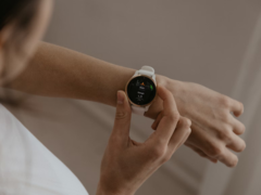 На скриншоте графика из приложения Garmin также показаны тенденции изменения частоты сердечных сокращений, состояния HRV и уровня заряда батареи организма в течение нескольких недель. На снимке - смарт-часы Garmin. (Источник изображения: Káplár Bálint Áron на Unsplash)