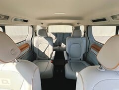 Интерьер автомобиля Volkswagen ID.Buzz с капитанским креслом (Источник изображения: Kirsten Alana)