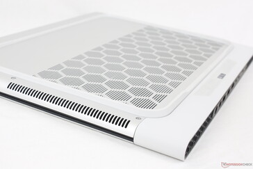 Вентиляционные прорези в форме шестигранников - фирменная особенность Alienware