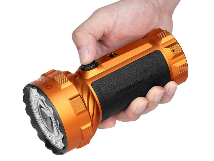 Фонарь Olight Marauder 3 имеет рукоятку, обтянутую силиконом.