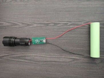 Этот фонарик поставляется с натриево-ионным аккумулятором