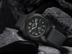Часы Timex Expedition Capstone с черным силиконовым ремешком, на фото. (Источник изображения: Timex)