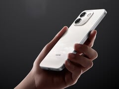 Модель Note 17 Pro Max также поддерживает быструю зарядку мощностью 100 Вт. На снимке: рекламное изображение, демонстрирующее заднюю панель телефона.