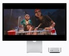 На изображении показан новый Mac mini M6 рядом с монитором Studio Display. Происходит воспроизведение какого-то фильма.