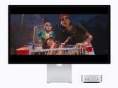 На изображении показан новый Mac mini M6 рядом с монитором Studio Display. Происходит воспроизведение какого-то фильма. 