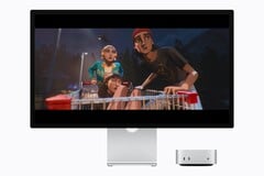 На изображении показан новый Mac mini M6 рядом с монитором Studio Display. Происходит воспроизведение какого-то фильма. 