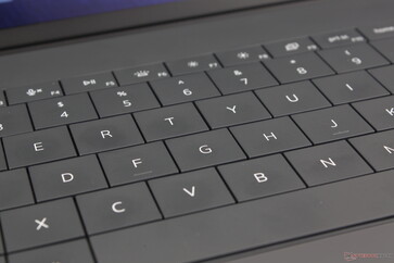 Ход клавиш и обратная связь неглубокие и более мягкие, чем хотелось бы для офисных или мультимедийных целей