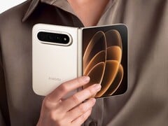 Помимо красного цвета, смартфон Xiaomi 18 Fold будет доступен также в чёрном и тёплом белом цветах.