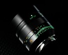 Объектив второго поколения 7Artisans 75mm f/1.25 оснащен светящимися в темноте надписями. (Источник изображения: 7Artisans)
