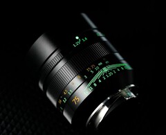 Объектив второго поколения 7Artisans 75mm f/1.25 оснащен светящимися в темноте надписями. (Источник изображения: 7Artisans)