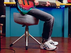 Табурет Throne X от Cooler Master вибрирует в такт исполняемой музыке или в такт своему внутреннему метроному, что усиливает музыкальное погружение. (Источник изображения: Cooler Master)