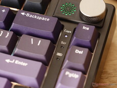 Индикаторы показывают блокировку прописных букв, блокировку прокрутки и уведомления о заряде батареи. 