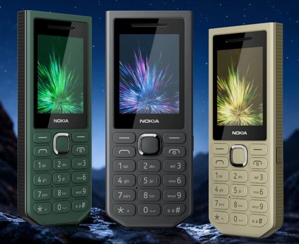 Портативная зарядная батарея Nokia 300 в зелёном, чёрном и золотистом цветах.