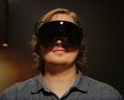 Игрок, изображённый в шлеме виртуальной реальности Steam Frame VR