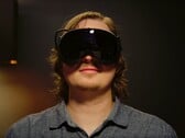 Игрок, изображённый в шлеме виртуальной реальности Steam Frame VR