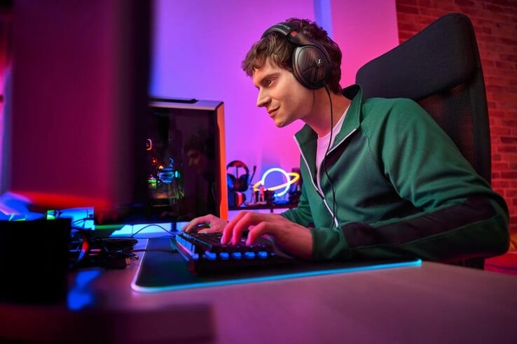 Новая версия наушников Sennheiser HD 620S отличается красными акцентами по всей конструкции.