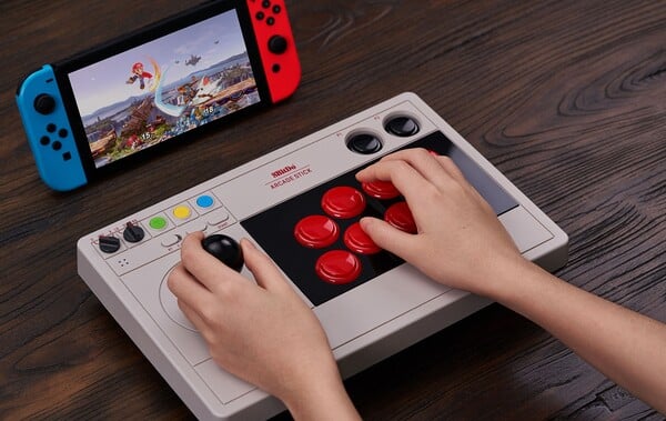 Аркадная палочка 8BitDo, подключенная к Nintendo Switch. (Источник изображения: 8BitDo)