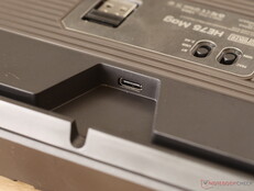 Кабельный канал, переключатели ОС и возможностей подключения, а также хранилище для донглов. 