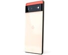 Вид Google Pixel 6 сзади, на котором видны логотип G и чёрная панель камеры