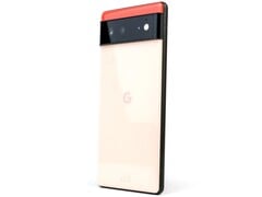 Вид Google Pixel 6 сзади, на котором видны логотип G и чёрная панель камеры