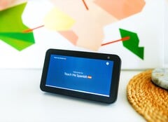 Amazon Echo Show на фото скоро столкнётся с конкуренцией со стороны Apple.