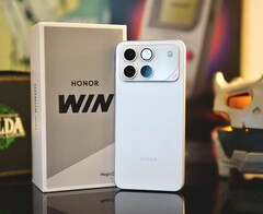 Смартфон первого поколения Honor Win на фоне своей коробки.