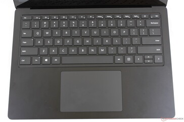 Клавиатура и раскладка идентичны Surface Laptop 3 15. Дополнительных клавиш и сканера отпечатков нет
