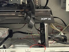 Пользователь Reddit подпирает видеокарту в своем компьютере старой Nokia 6124 Classic. (Источник изображения: u/bulochklem через Reddit)