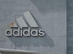 Логотип Adidas на стене компании (Источник изображения: H&amp;amp;CO/Pexels)