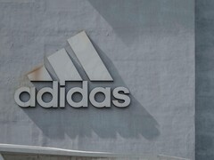 Логотип Adidas на стене компании (Источник изображения: H&CO/Pexels)