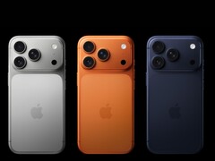Три Apple устройства iPhone 17 Pro в серебристой, оранжевой и темно-синей отделке (Источник изображения: Apple)