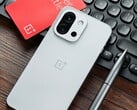 OnePlus 13T - один из нескольких компактных телефонов премиум-класса, доступных в Китае, но не продающихся во всем мире. (Источник изображения: Flying Bun на Weibo)