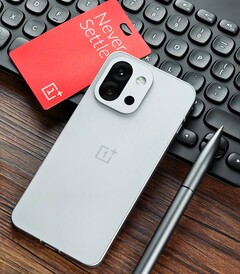 OnePlus 13T - один из нескольких компактных телефонов премиум-класса, доступных в Китае, но не продающихся во всем мире. (Источник изображения: Flying Bun на Weibo)