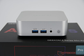 Geekom A5 Pro 2026 - разъемы на передней панели