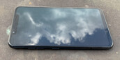 Экран LG G8s ThinQ на улице с минимальной выставленной вручную яркостью