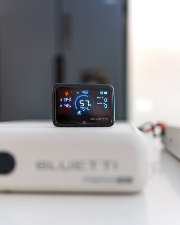 Bluetti также предлагает опциональный магнитный экран Display 1 