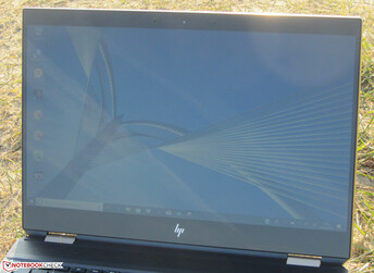 Поведение экрана ноутбука на улице в солнечный день