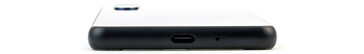 Нижняя грань: порт USB, микрофон