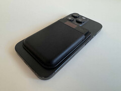 Plaud Note Pro можно прикрепить к iPhone с помощью прилагаемого магнитного чехла.