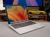 Собранный на заказ "iPadBook" с M4 iPad Pro на базе MacBook Air, работающий под управлением macOS через Sidecar. (Источник изображения: 舒灿ShuCanTech via YouTube)