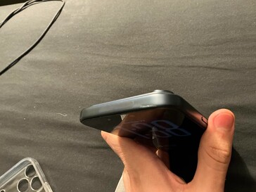 Еще одна вмятина на iPhone 17 Pro в чехле Spigen. (Источник изображения: u/ChakiWRLD)