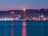 Освещенный яркими огнями нефтеперерабатывающий завод ночью. (Источник изображения: Selim Şengül via Pexels)