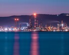 Освещенный яркими огнями нефтеперерабатывающий завод ночью. (Источник изображения: Selim Şengül via Pexels)
