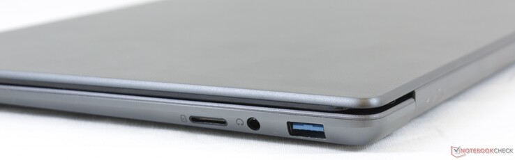 Правая сторона: слот MicroSD, аудио разъем, USB 3.0