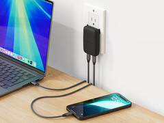 Новое зарядное устройство OntheGo GaN стоит $39,99. На фото: зарядный кирпич, подключенный к устройствам. (Источник изображения: Satechi)