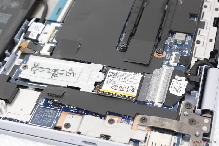 Поддерживает всего один M.2 PCIe4 x4 NVMe SSD длиной до 80 мм